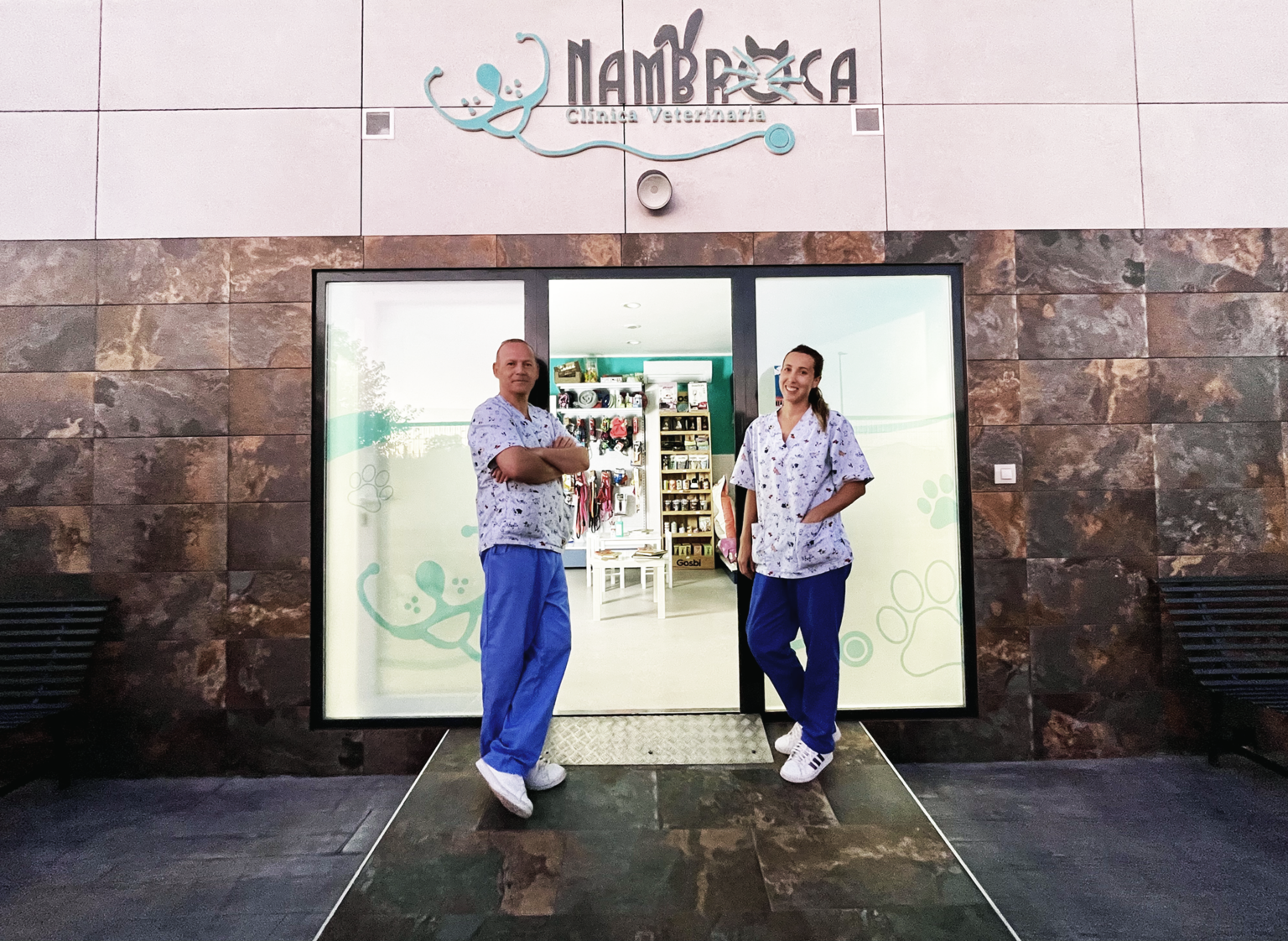 Veterinarios principales, Mario y Alba, dando la bienvenida frente a la Clínica veterinaria en Nambroca, Toledo. Consultas veterinarias en Castilla la Mancha.
