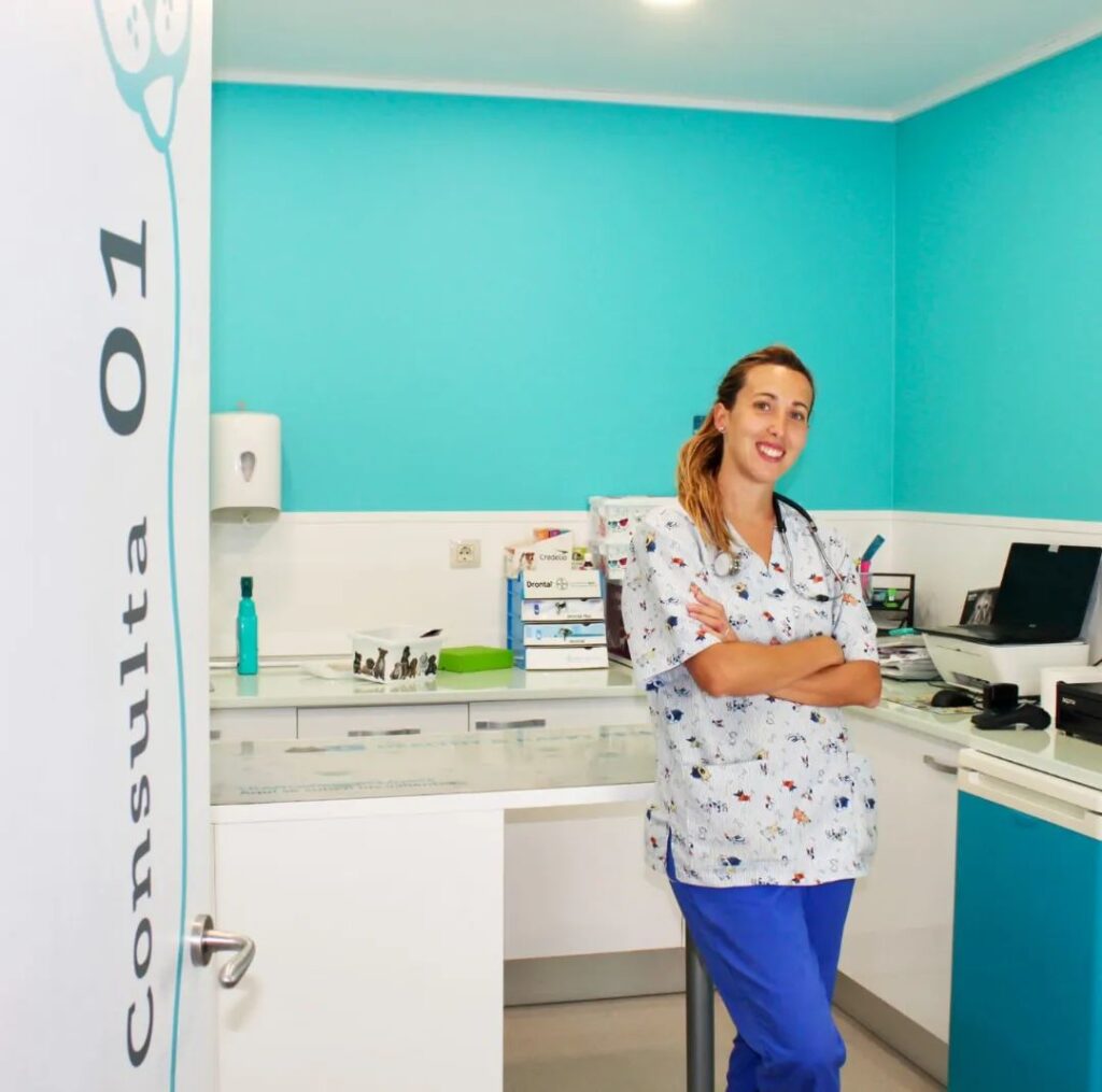 Veterinaria sonriente y confiable en su consulta médica en nuestra clínica de Nambroca, Toledo